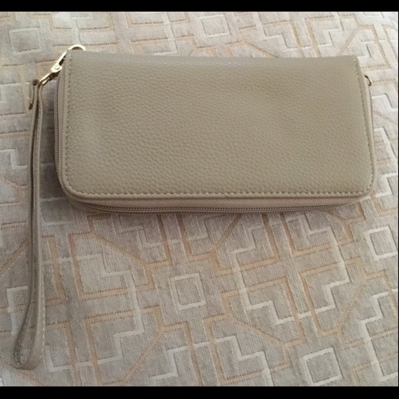 Mia K Farrow Wristlet Wallet~NWOT - Picture 4 of 5